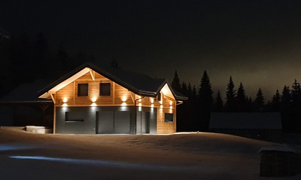 illumination d'un chalet moderne dans le jura