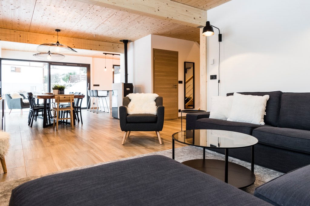 grande pièce a vivre chalet jurassien moderne pour les vacances