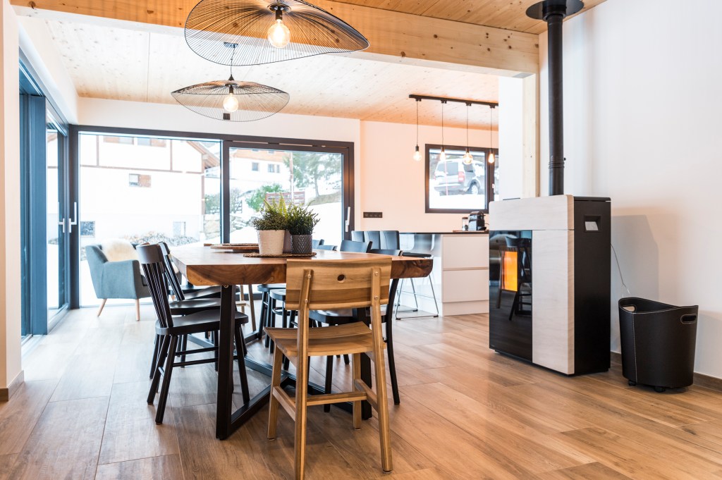 salle a manger avec table en bois exotique et poêle a pellets 