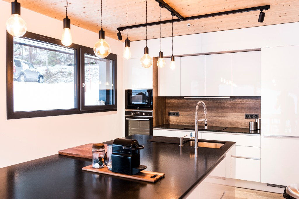 luminaires au dessus illot central granit chalet jurassien