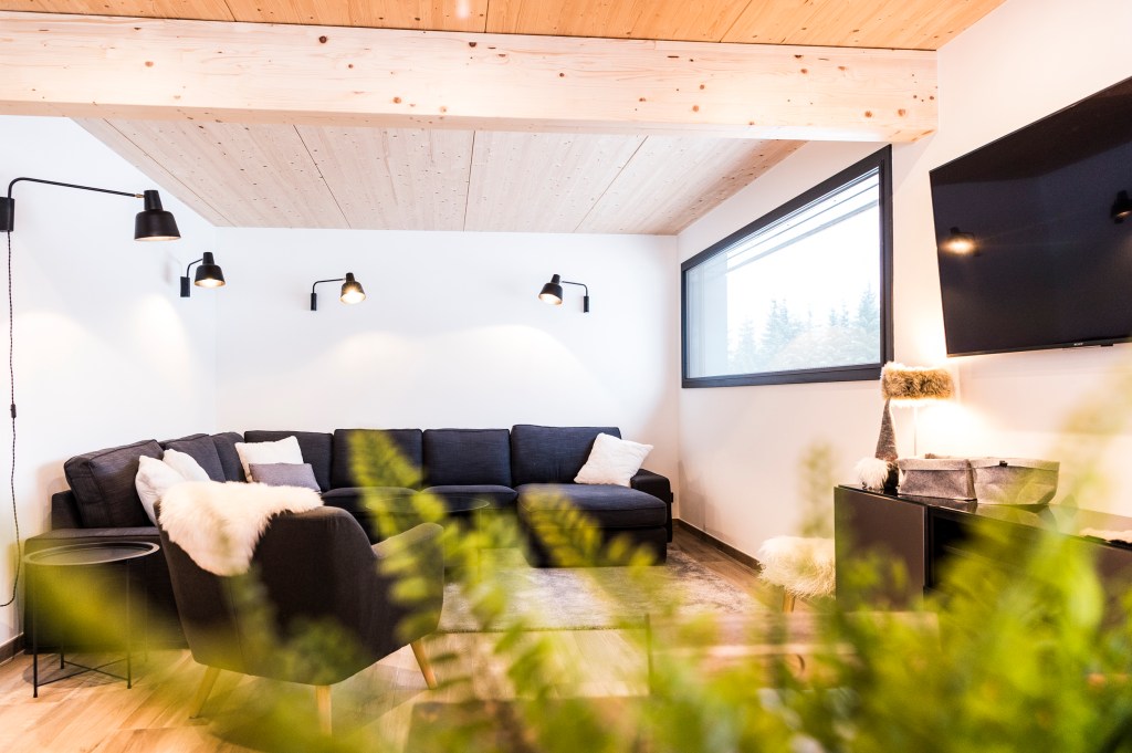 salon télé dans un chalet jurassien moderne