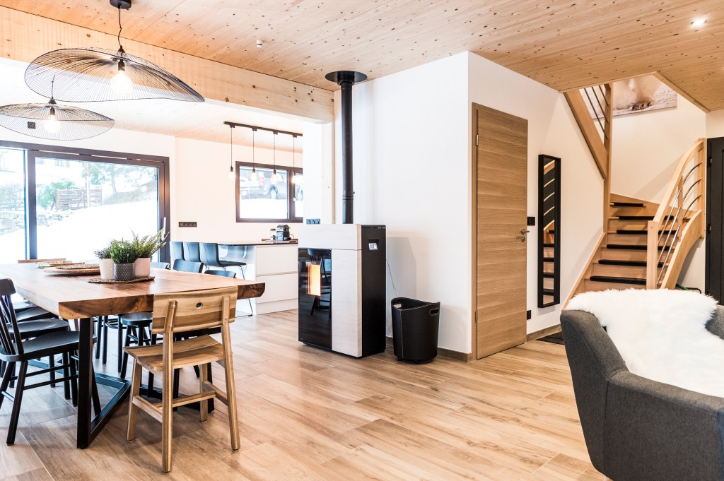 grand espace de vie avec poêle a pellets dans chalet jurassien.