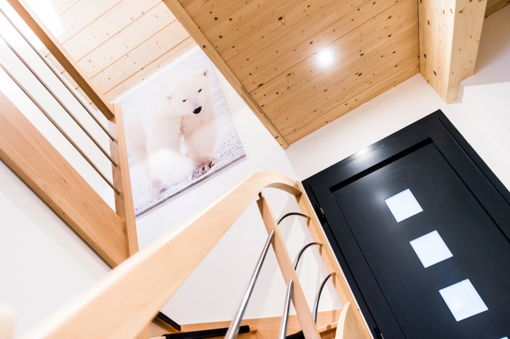 tableau ours dna montee escalier d'un chalet moderne aux rousses