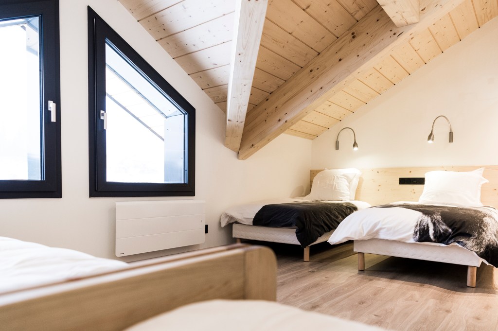 dortoir sou les toits d'unb chalet jurassien moderne a louer pour 10 personnes