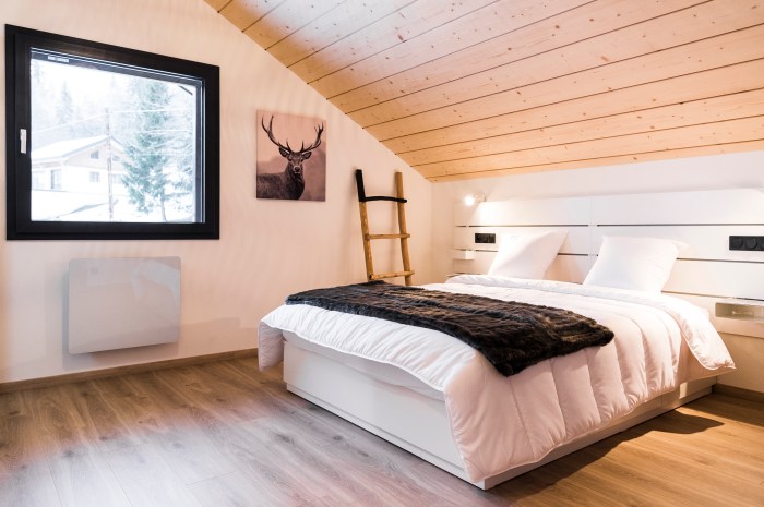 chambre parentale avec grand lit  chalet jura