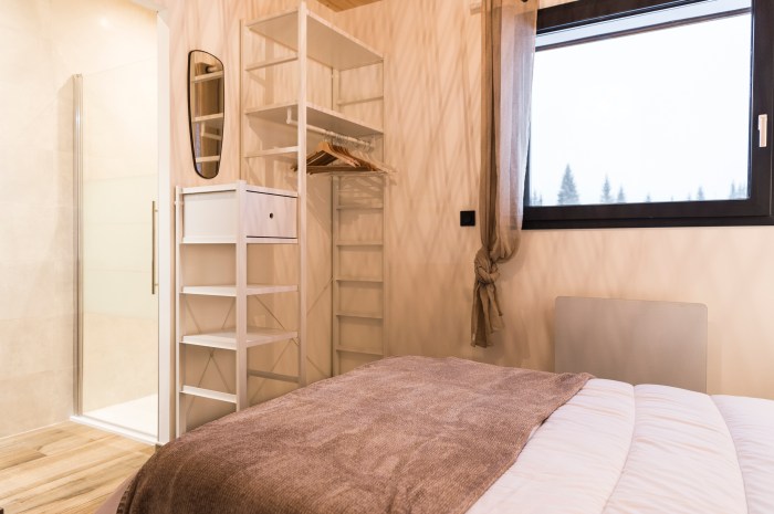 chambre avec nombreux rangements et salle d'eau