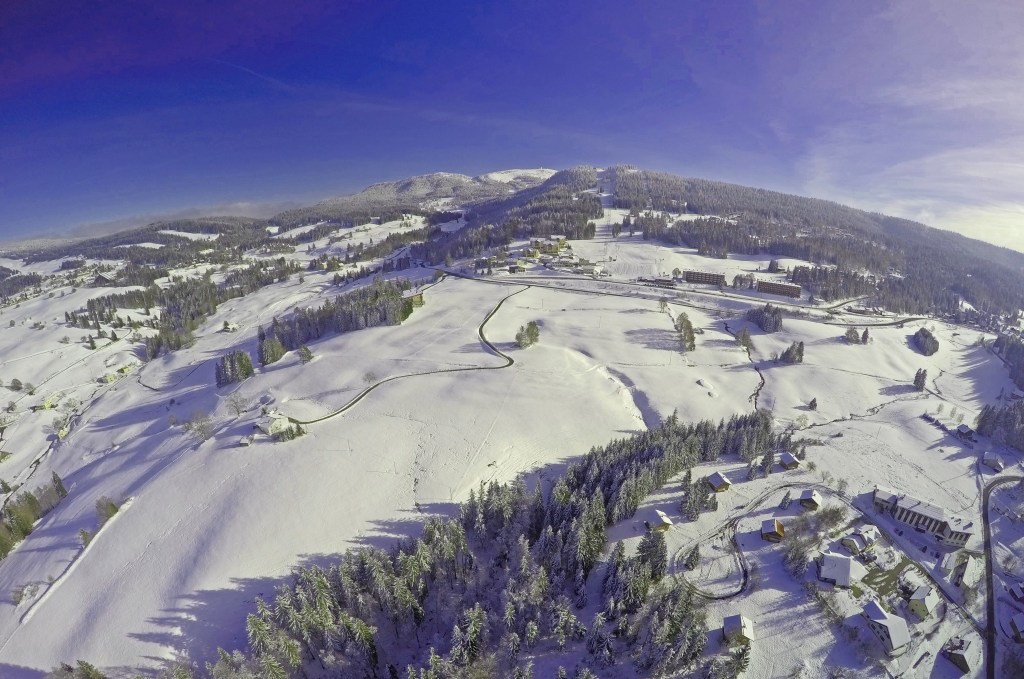 vue aerienne en hiver de la sation de jura sur leman