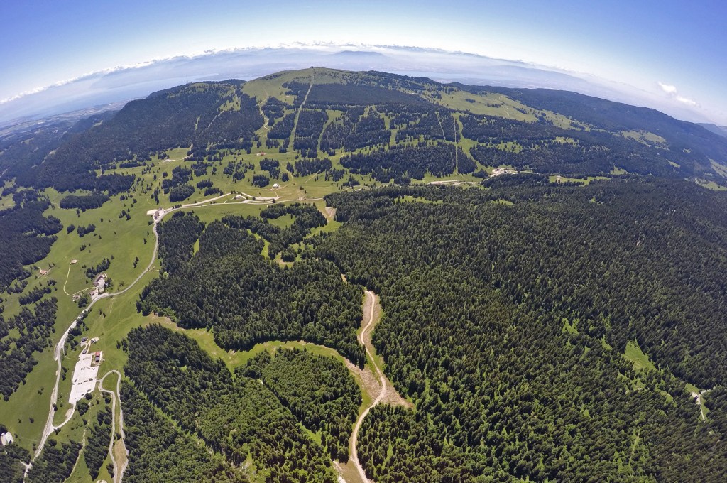 vue aérienne du jura et du lac Léman en été