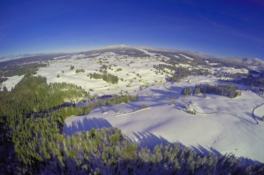 vue aerienne en hiver de la sation des rousses